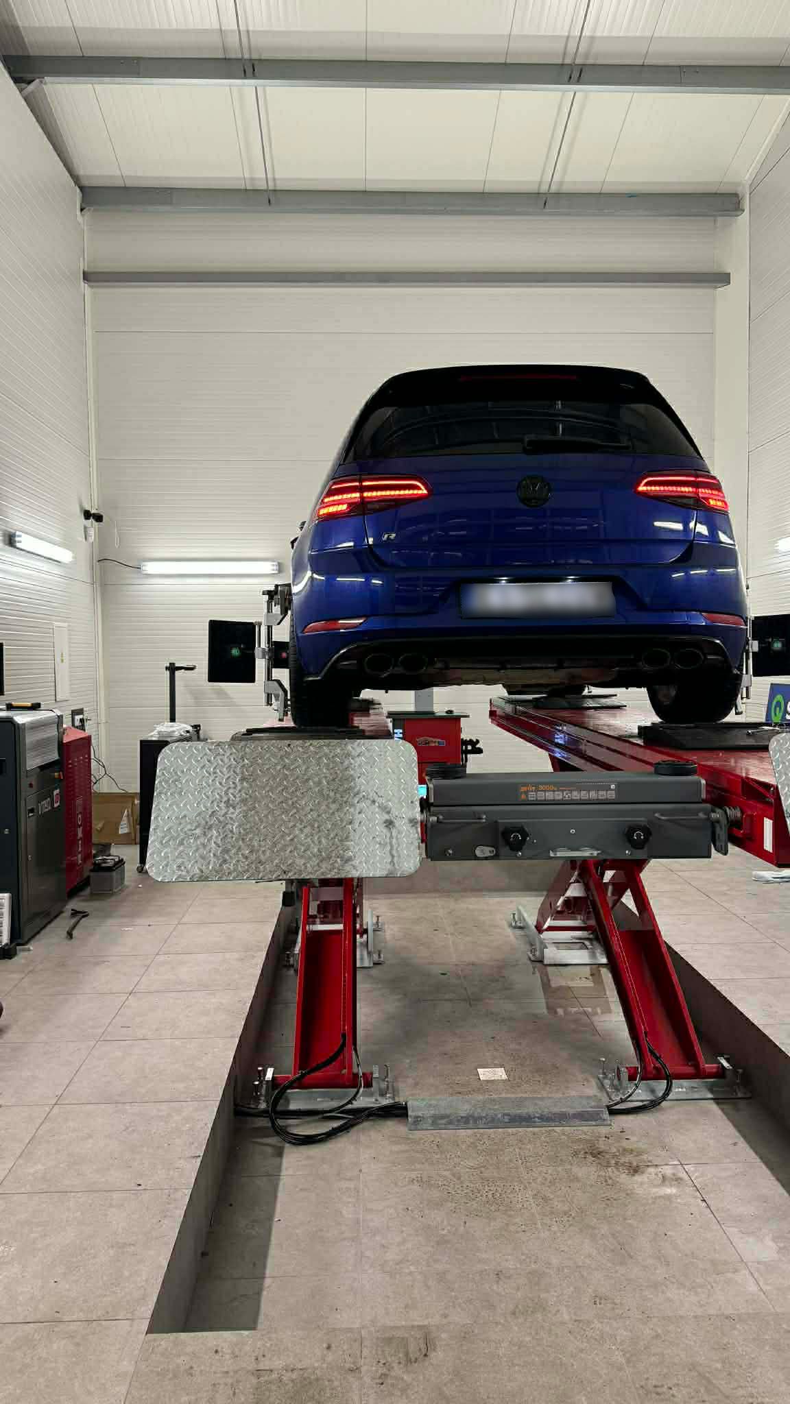 Auto na podnośniku – widok centralny