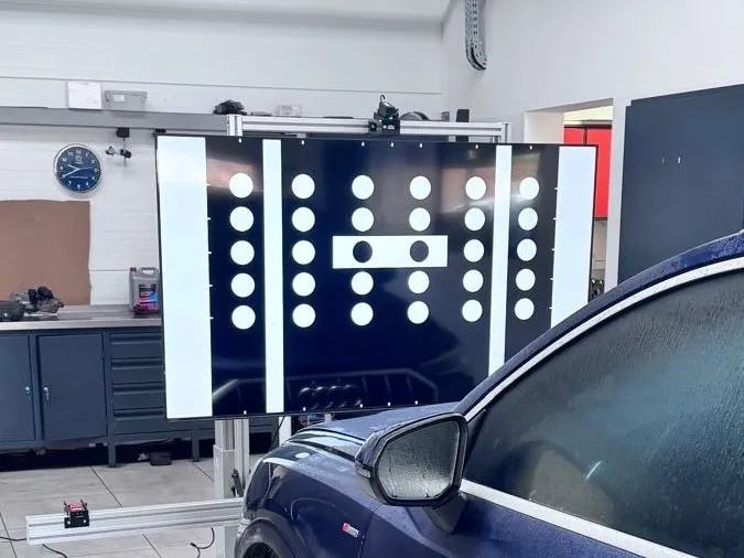Stanowisko TEXA do kalibracji kamery ADAS przed samochodem w warsztacie PROFI-CAR