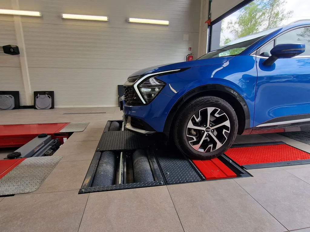 Samochód na stanowisku kontroli w stacji PROFI-CAR SKP